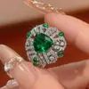 Nova Joia de Anel Feminino Triangular Pedra Colorida Corindo Vermelho Esmeralda Palácio Retrô Alta Moda Atacado