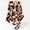 Pañuelo de Seda Cuadrado de 90 cm Transfronterizo para Mujer, Estampado de Leopardo, Seda Artificial, Estilo de Alta Gama Europeo y Americano, Pañuelo para la Cabeza Estampado, Pañuelo Cuadrado Grande de Satén, Hiyab