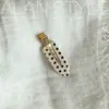 Um Novo Grampo de Cabelo de Acetato com Bolinhas da Lan, Versátil e Doce, com um Design de Coração Delicado, Adequado para Franjas e Cabelos Laterais, um Acessório de Cabelo Doce e Elegante