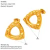 Europa y Estados Unidos patrón de martillo hueco transfronterizo plisado chapado en oro Joker Dongguan aretes de acero de titanio personalidad femenina acero inoxidable en stock al por mayor