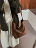 Bolso tote de cuero suave curtido vegetal para ir al trabajo gran capacidad mujer 2026 estilo nuevo popular este año bolso de hombro hobo relajado en stock