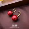Otoño e Invierno Angora Rojo Pendientes de Gancho con Perlas Grandes Nicho Elegantes Elegantes Pendientes de Gama Alta Pendientes Retro Franceses Simples