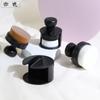 Brocha de base push-pull Yicolor portátil sello cabeza plana individual grande que no absorbe polvo brocha para maquillaje de crema BB con tapa