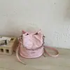 Bolso de mujer de moda 2026 nuevo modelo versátil estilo Chanel con cadena bolso de cubo acolchado para mujer bolso cruzado casual