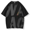 A nova camiseta de manga curta masculina de verão da Enbu é respirável, de corte solto, moderna e apresenta letras estampadas, disponível em tamanhos grandes.