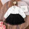 Conjunto Pequeño Estilo Chanel para Niña: Camisa de manga larga con cuello y estampado de lazo, Falda plisada de malla negra, Conjunto de otoño para bebé