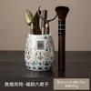 Porcelana blanca con detalles dorados, un juego de seis utensilios de té para la ceremonia del té china, que incluye un clip para té y un portalápices