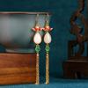 Pendientes de borla con forma de gota de agua de jade Hetian de imitación de loto de la suerte chapados en oro antiguo de estilo chino con cara alta de otoño e invierno