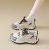 Tênis estilo "dad shoes" feminino 2026 modelo novo de verão, tênis casuais esportivos respiráveis de malha para atividades ao ar livre, tênis de caminhada coloridos versáteis e da moda
