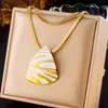 Elegante collar de corazón de doble capa, cadena de acero inoxidable chapada en oro de moda de nicho transfronterizo, cadena para la clavícula de lujo ligero para mujer