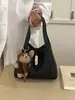 Bolso de Mano Simple de Cuero Suave para Mujer 2025 Nuevo Estilo Patrón de Lichi Bolso Cesta Cubo Bolso Cruzado Retro Otoño e Invierno