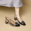 Sandalias Baotou para Mujer Primavera 2026 Bloqueo de Color de Lujo Hebilla Cuadrada Metálica Tacones Altos Gruesos Que Son Cómodos y Muy Elegantes