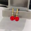 Brincos de Contas Vermelhas Cravejados com Diamantes de Alta Qualidade para Mulheres, Brincos Estilo Luxo Leve, Design de Nicho, Joias de Orelha Versáteis para Atacado