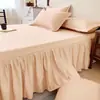 Falda de cama de una sola pieza de algodón cepillado estilo coreano, estilo simple, color sólido, universal para todas las estaciones, amigable con la piel, algodón puro, cubierta de cama antideslizante, juego de tres piezas
