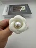 Broche Elegante Retro de Imitación Lana Perla Camelia DIY Hecho a Mano Versátil Accesorios para Ropa Accesorios Ramillete