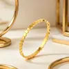 Pulsera de Lujo Ligero de Alta Gama, Pulsera de Circonita de Moda Transfronteriza Europea y Americana que Conserva el Color, Joyería de Acero de Titanio con Forma de Panal Estilo Popular