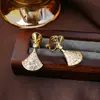 Brincos de clipe triangulares florais com pérolas e cravejados de diamantes, elegantes e luxuosos, requintados e versáteis, não requerem furo, brincos modernos e sofisticados