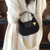 Nueva bolsa bandolera minimalista con forma de corazón para mujer 2026, estilo de lujo ligero, bolso de mano de otoño, bolso de hombro, felpa, moderno, con detalles de gamuza