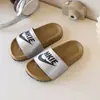Pantuflas de exterior para niñas, nuevos zapatos de verano para niños de punta abierta, sandalias de dibujos animados con suela blanda, sandalias para niños