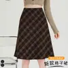 Foto real de falda midi de cuadros cepillados vintage casual línea A para mujer, nuevo otoño 2026 cintura alta adelgazante con encaje
