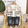 Conjunto de Roupa de Primavera para Meninos 2026 Novo Estiloso Roupas de Primavera e Outono Infantis Conjunto de Três Peças com Camisa de Letras para Bebê Manga Longa