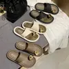 Novas sandálias e chinelos femininos Outwear Fashion 2024 verão All-match Flat Niche Casual Beach Shoes Mulheres