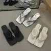 Chanclas de suela gruesa estilo celebridad de internet Chuyuji para mujer, para uso exterior en verano, nuevo modelo de verano 2026, chanclas plateadas de tacón medio