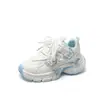 Sapatos de verão para meninas 2026 novo estilo tênis esportivos infantis para crianças pequenas, médias e grandes, malha respirável com sola macia, sapatos de malha única