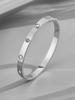 Pulsera clásica de hebilla abierta de moda para hombres y mujeres de acero de titanio pulsera de acero de titanio con diamante de flor de cuatro hojas de la suerte para mujer al por mayor
