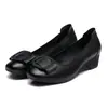 Outono de 2026 Novo Estilo Sapatos de Couro para Mães de Meia-Idade Solado Macio Antiderrapante Versátil Leve Sapatos Individuais Confortáveis Simples de Fundo Plano Sapatos Femininos