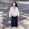 Conjunto de dos piezas para niños medianos y grandes, primavera y otoño 2026, estilo coreano, moda, top con diseño a rayas y bloques de color y pantalones vaqueros de estilo coreano
