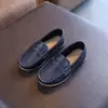 Zapatos casuales tipo mocasín para bebé y niño pequeño de estilo británico, zapatos casuales de cuero con suelas suaves, zapatos sencillos fáciles de poner para niños, superventas de exportación transfronteriza 2026