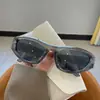 Gafas de sol con un toque morado, Estilo millennial peculiar y nuevo 2025, Sesión de fotos para celebridades de internet, Gafas de sol de moda retro de alta gama