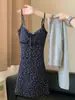 Vestido de tirantes floral azul marino para mujer, nuevo estilo de verano para figuras petite, impresionante conjunto de dos piezas de cárdigan y falda corta estilo coreano