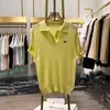 Camiseta Feminina de Tricô Fino com Gola Polo Branca de Manga Curta, Nova Coleção Verão 2025, Top Curto Único e Super Estiloso