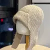 Ins sombrero de punto de color sólido cálido con protección para las orejas para mujer otoño invierno correa de corbata sombrero de lana moda engrosado sombrero de aviador Ushanka moderno