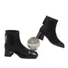 Botas Curtas de Salto Grosso Estilo Chinês para Mulheres Outono e Inverno 2025 Novas Botas Individuais Versáteis e Confortáveis Bico Quadrado Modernas Botas Pequenas de Couro