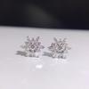 Aretes de oro blanco de 18 quilates con diamantes en forma de flor de coche, engastados con diamantes naturales, aretes de diamantes redondos, diamantes en escalera y diamantes cuadrados