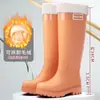 Botas de lluvia de moda engrosadas para mujer con suelas antideslizantes, de caña alta, talla de adulto, adecuadas para uso en la cocina, cálidas e impermeables