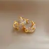 Brincos em forma de C, de luxo leve, pequenos, cravejados de diamantes, design de nicho, brincos estilosos e versáteis para mulheres, atacado