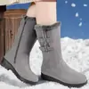 Botas de neve com fleece adicionado e botas longas espessadas para mulheres, novo estilo de inverno 2026, sapatos de algodão, sola plana antiderrapante, tamanho grande, quentes, botas de cano médio