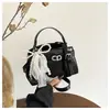 Bolsa Transversal Simples e Fashion para Mulheres, Nova Bolsa de Mão Quadrada Pequena Estilo Ins Versão Coreana, Bolsa de Ombro Versátil para o Dia a Dia