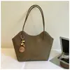 Nova bolsa tote estilosa e moderna para mulheres em 2026, apresentando um design minimalista, uma vibe descontraída e um visual chique e moderno