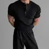 Camisa de Tricô de Manga Curta para Homens com Botões, Padrão Escuro, Estilo Britânico, Corte Slim, Seda Gelada de Verão, Tendência, Comércio Exterior, Atacado Transfronteiriço, Gola Henley