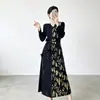Vestido de alta calidad con un toque de lujo ligero y sofisticación, con cuello en V, mangas largas, detalles florales tridimensionales, un diseño que ciñe la cintura con un cinturón y un efecto adelgazante, de longitud media estilo Issey Miyake