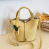 Bolso de Mano de Alta Gama para Mujer 2026 Estilo Coreano Versátil Nuevo de Moda Bolso Cubo Casual Simple Bolso Cruzado de Moda
