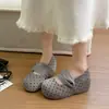 Nueva colección de otoño: elegantes zapatillas Mary Jane tipo ballet con punta poco profunda, que presentan un patrón de lunares grandes y un tacón de cuña oculto