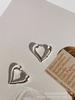 Otoño e Invierno Dorado Metálico y Plateado Hebilla de Oreja Amor Tres Dimensionales Huecos Dulce Fresco Lindo Diseño de Nicho Pendientes Personalizados en Forma de Corazón para Mujer