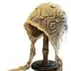 Gorro de Ganchillo Hueco Hecho a Mano para Mujer, Rojo Irregular con Borlas, Cálido, Protección para las Orejas, Ranura Trasera, Gorro de Punto de Color Sólido