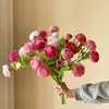 Liu Yifei sosteniendo un ramo de flores de rosas rosas, flores artificiales, centro de mesa, accesorio de fotografía, ramo de flores
